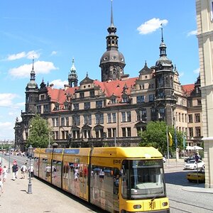 Dresdenin ratikkaliikennettä pysäkkivälillä Postplatz - Augustusbrücke