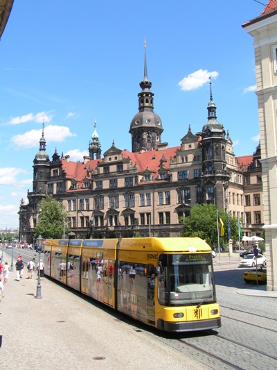Dresdenin ratikkaliikennettä pysäkkivälillä Postplatz - Augustusbrücke