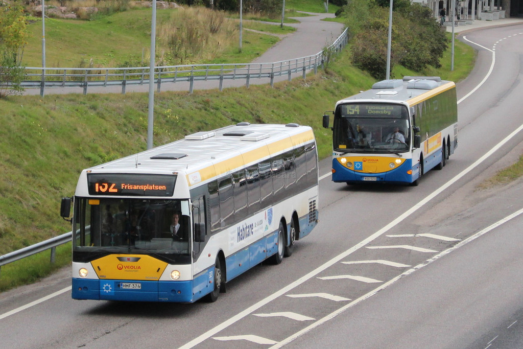 Veolia Transport 323 ja 305