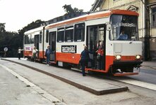 1280px-Liikennelaitoksen_raitiovaunu_Ensi_linjalla._(hkm.HKMS000005-km0025i2).jpg