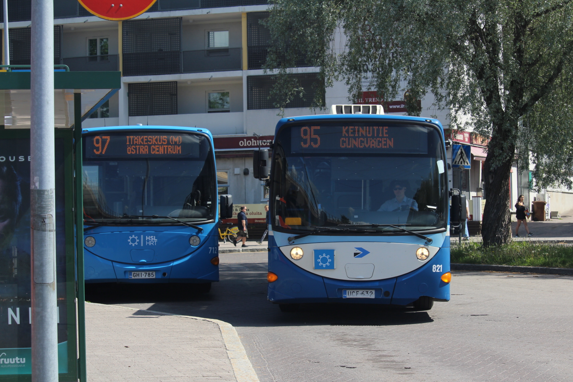 Helsingin Bussiliikenne 712 ja 821