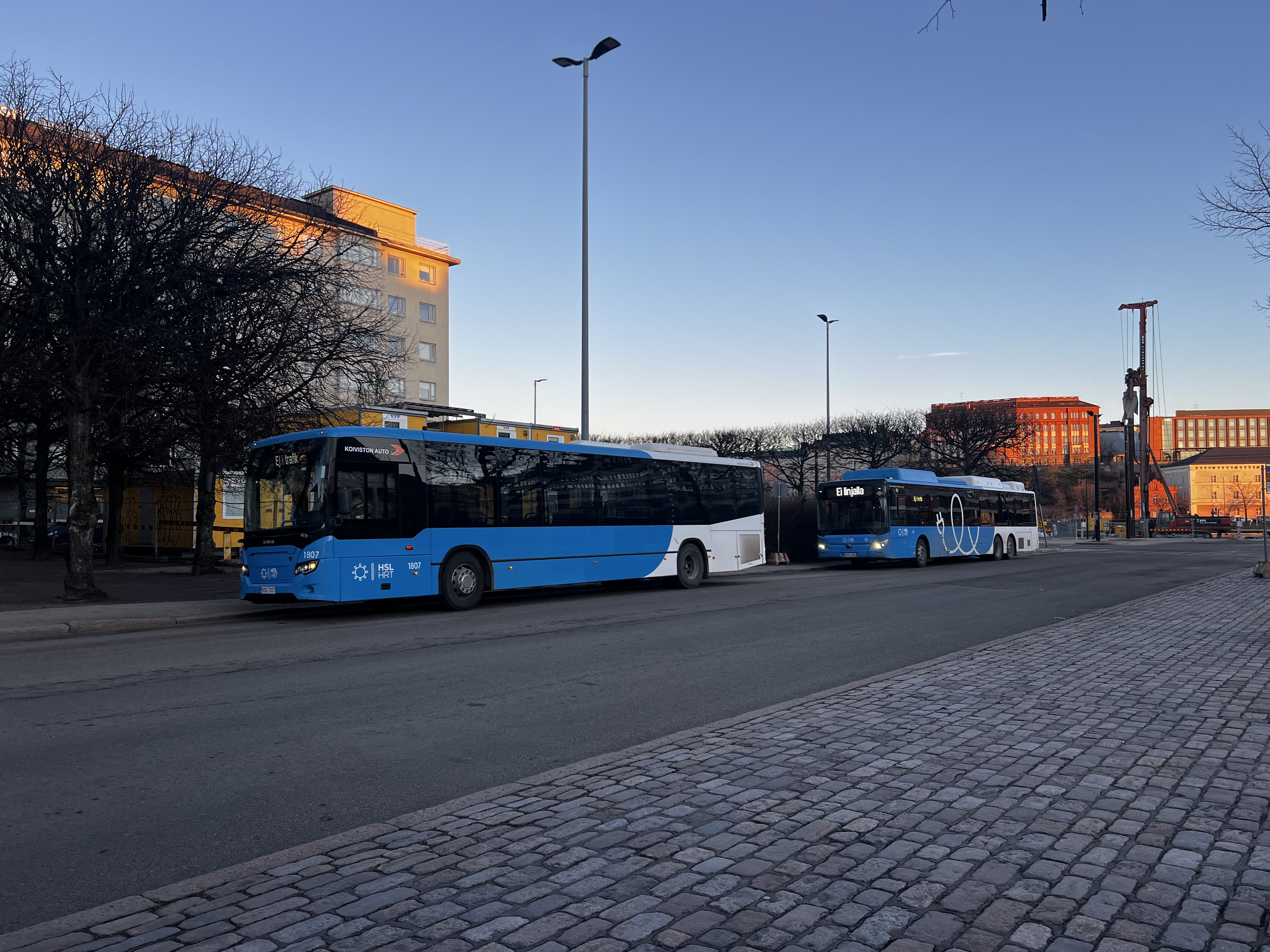 Koiviston Auto Helsinki 1807 ja Tammelundin Liikenne 15