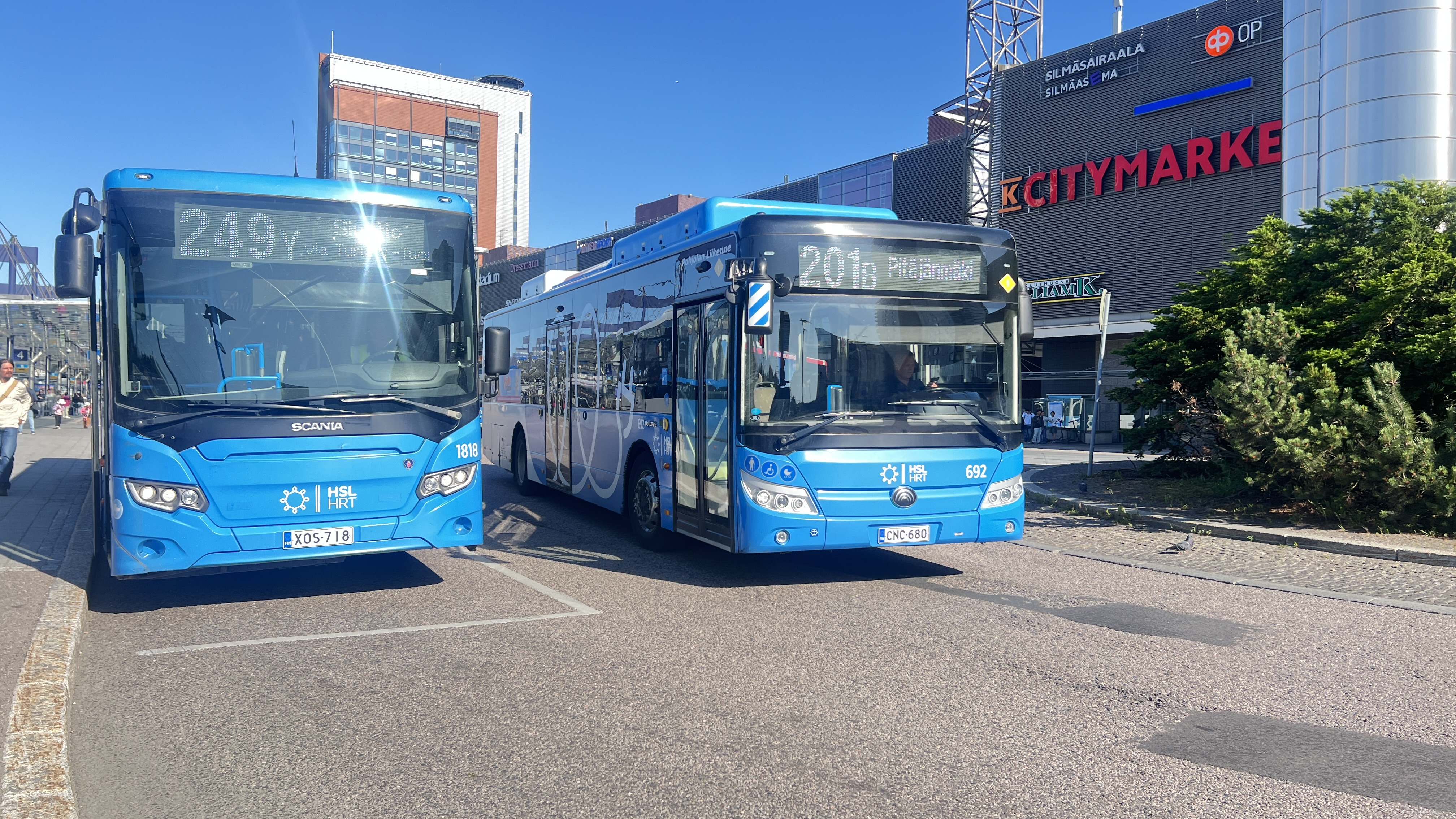 Koiviston Auto Helsinki 1818 ja Pohjolan Liikenne 692